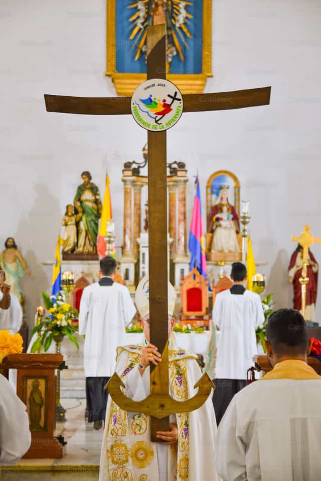 Presentation of Jubilee Cross - Catholic stock images - Photo by Miguel White