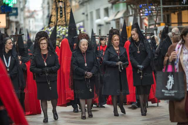 Mulheres com mantilha acompanhando a procissão - Imagens católicas de stock - Foto de Yandry Fernández Perdomo