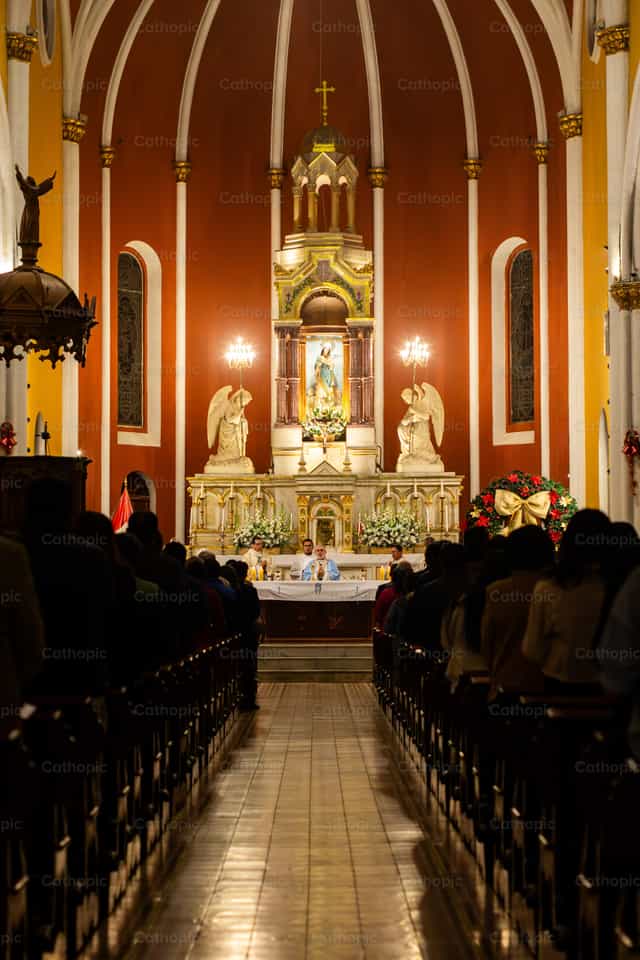 Misa en la Parroquia Nuestra Senora de Montserrat - Banco de imágenes católicas - Fotografía por Jorge Luis Acasiete Conza