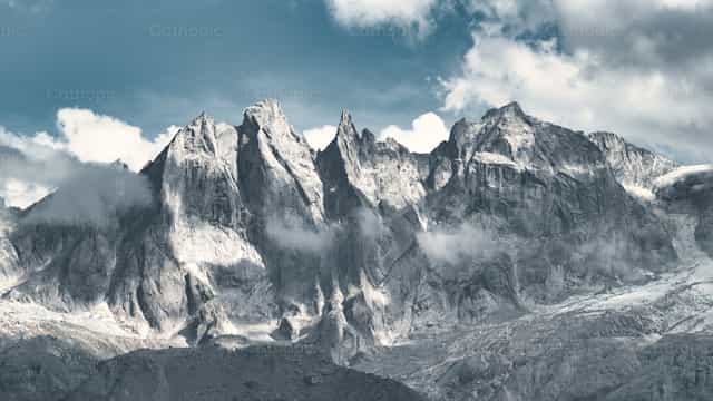 Montañas entre las nubes en los Alpes suizos - Banco de imágenes católicas - Fotografía por Michelangelo Oprandi