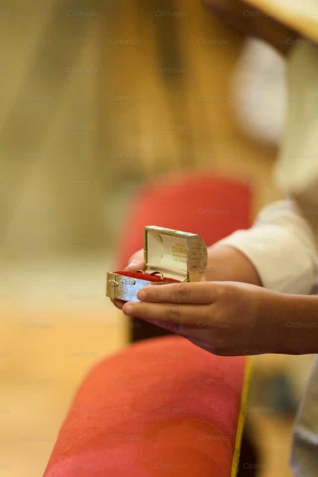 Anillos esponsales - Banco de imágenes católicas - Fotografía por Iván W. Jaques