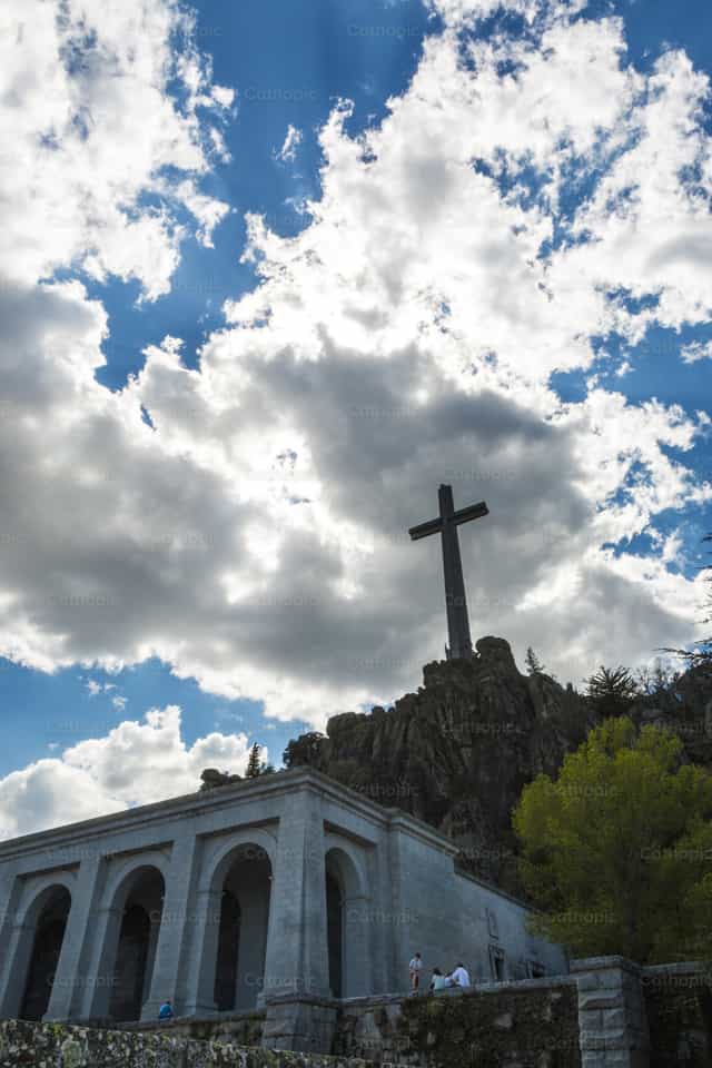 Cruz del valle de los caídos - Banco de imágenes católicas - Fotografía por Álvaro García