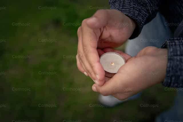 Luz que se protege - Banco de imágenes católicas