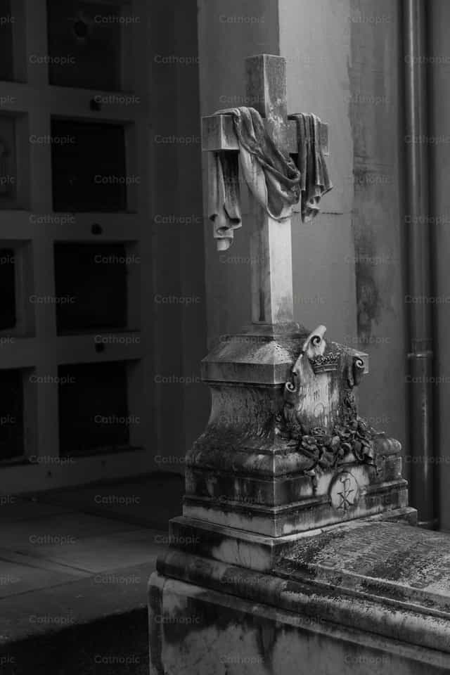 Verhülltes Kreuz - Katholische Stockfotos