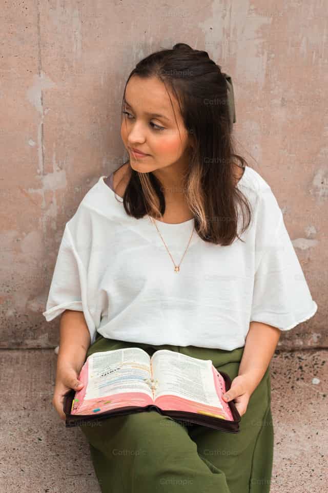 La niña y la Biblia - Banco de imágenes católicas - Fotografía por Cristina Oliveira