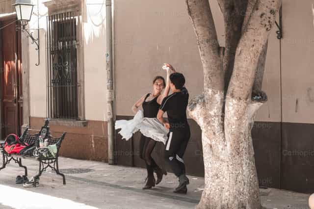 Bailando en la calle - Banco de imágenes católicas - Fotografía por Cathopic