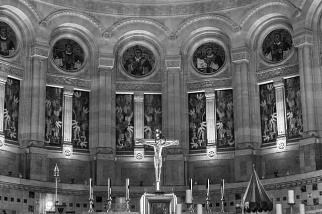Altar - Basílica de Santa Teresa de Lisieux - Banco de imágenes católicas - Fotografía por Paul Van Buekenhout