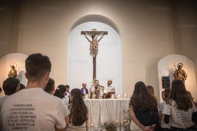 Jovenes en misa - Banco de imágenes católicas - Fotografía por Yandry Fernández Perdomo