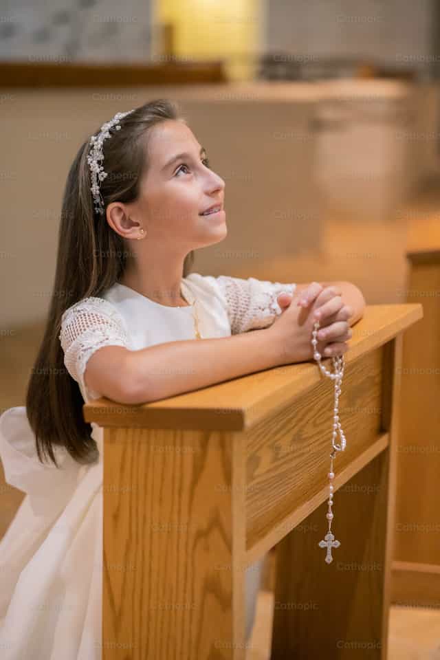 Tinitingnan ni Camila ang krus - Mga Catholic stock image