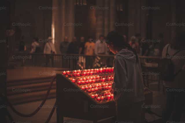 Peregrinos ponen velas en la Catedral de Santiago - Banco de imágenes católicas - Fotografía por Yandry Fernández Perdomo