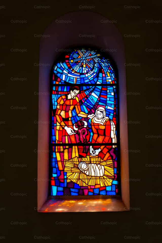 Vitrail - scène de la Nativité - Images catholiques de stock