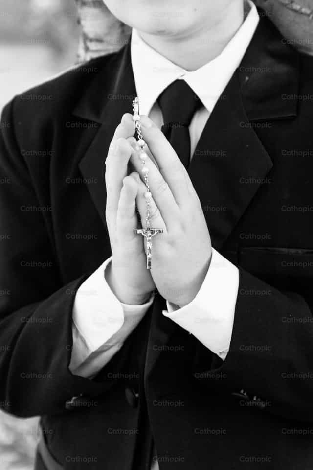 Prier avec le Rosaire - Images catholiques de stock
