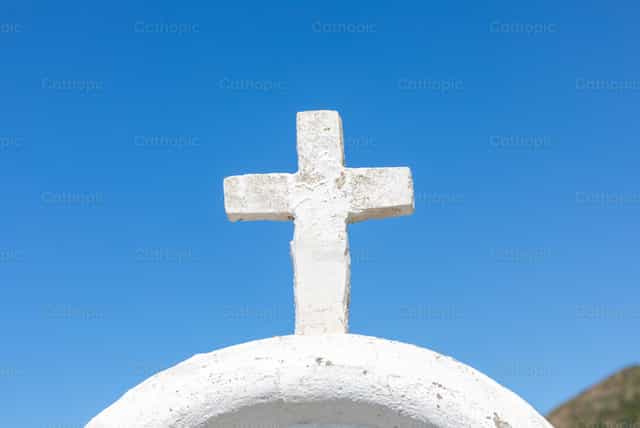 Cruz blanca sobre una pared blanca - Banco de imágenes católicas - Fotografía por Antonio Gravante