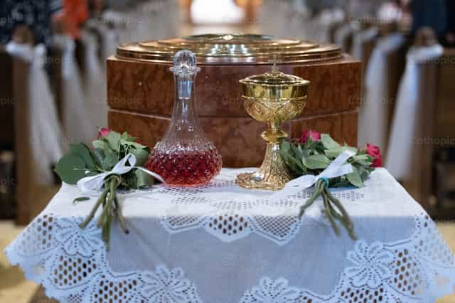 Mesa con vino y cáliz - Banco de imágenes católicas - Fotografía por Cori Nations