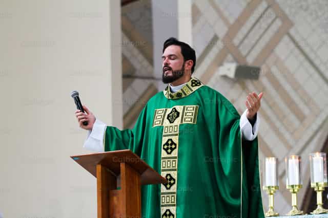 Sacerdote alabando - Banco de imágenes católicas - Fotografía por Érica Viana