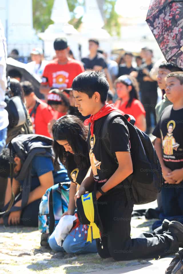 Jóvenes de rodillas, adorando - Banco de imágenes católicas - Fotografía por Gaby Arévalo