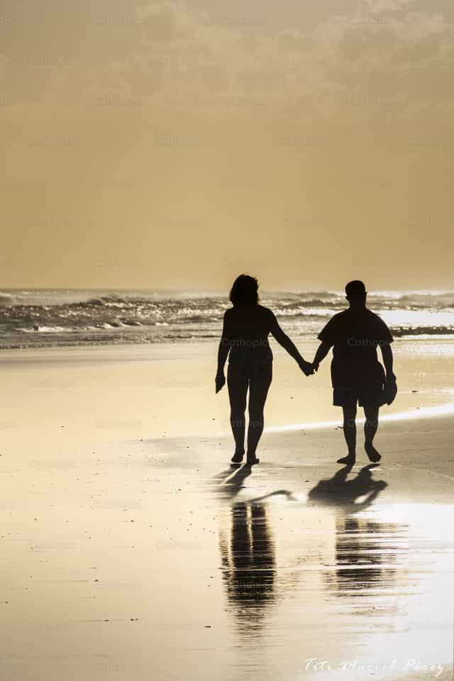 Madre e hijo en la playa - Banco de imágenes católicas