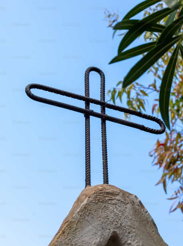 Cruz improvisada feita de vergalhões sobre uma pedra - Imagens católicas de stock - Foto de Antonio Gravante
