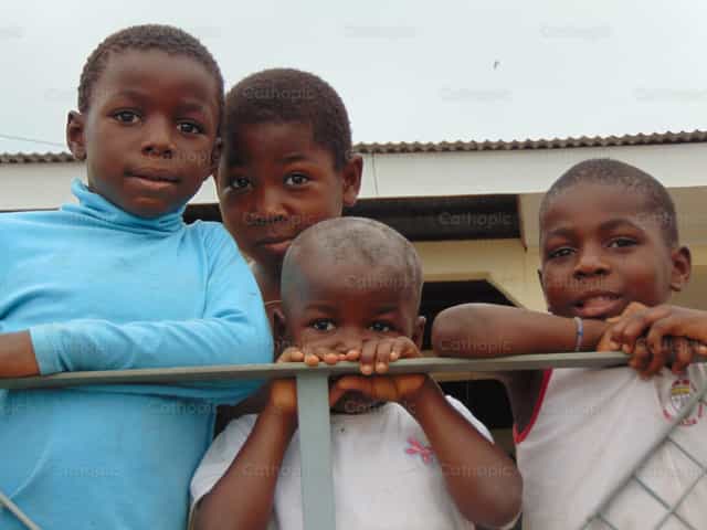 Ninos en Guinea Ecuatorial - Banco de imágenes católicas
