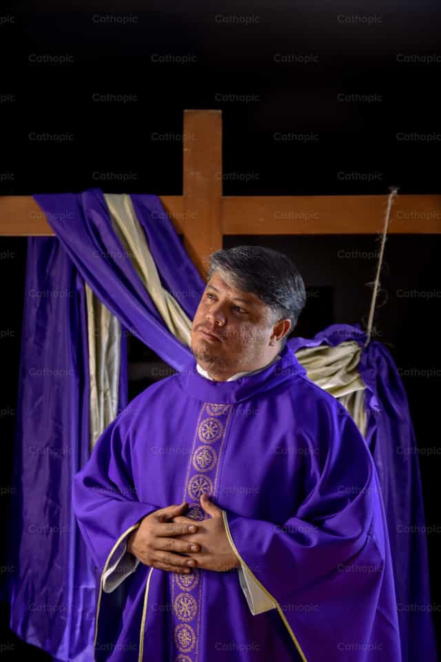 Sacerdote contemplando durante la Cuaresma - Banco de imágenes católicas - Fotografía por Miguel White
