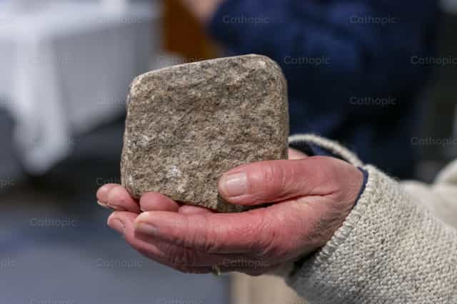 Piedra y mano - Banco de imágenes católicas