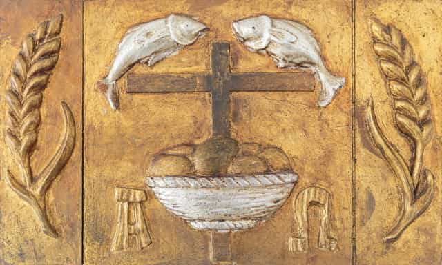Sagrario dorado con peces, panes, cruz y espigas - Banco de imágenes católicas