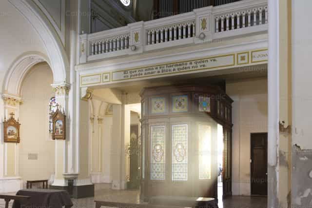 Light in the parish church - Catholic stock images - Photo by Titi Maciel Pérez