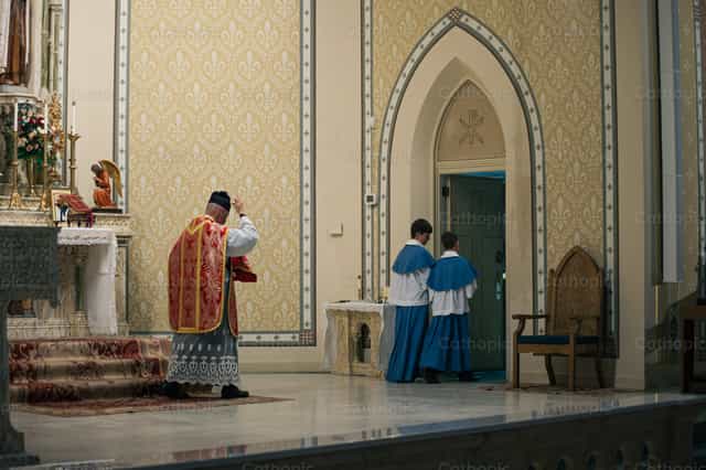 El sacerdote sale del Santuario - Banco de imágenes católicas - Fotografía por Carlos Sierra