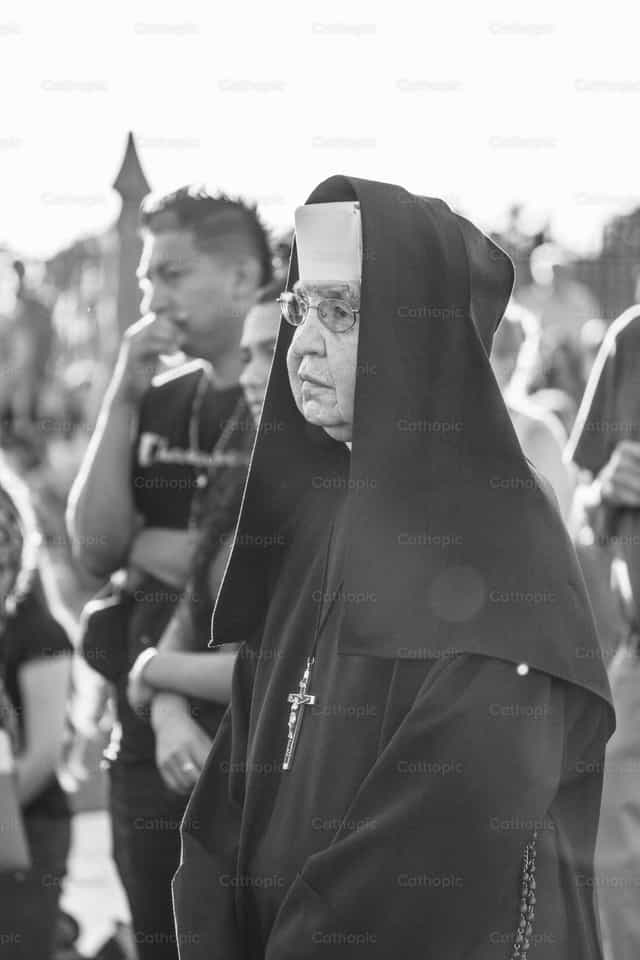 Monja adorando - Banco de imágenes católicas
