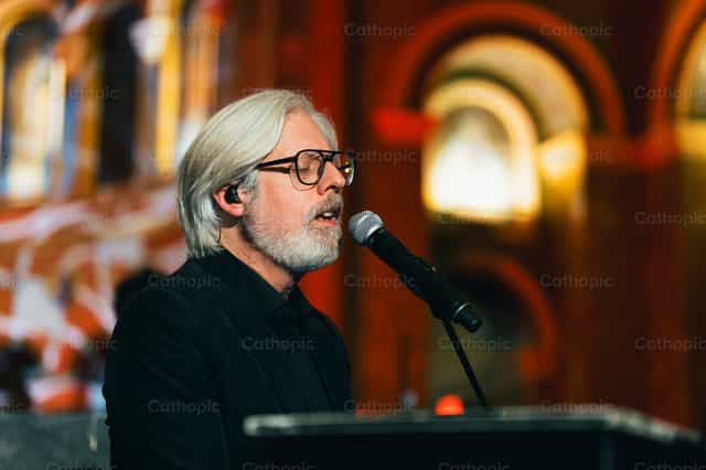 Matt Maher - Banco de imágenes católicas