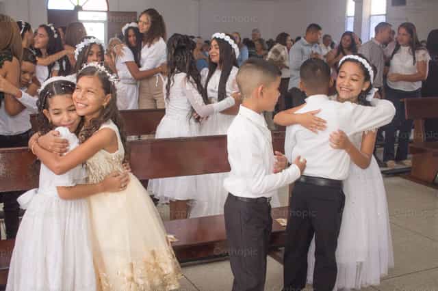Abrazo de la Paz y de la Alegría - Banco de imágenes católicas - Fotografía por Carlos Daniel