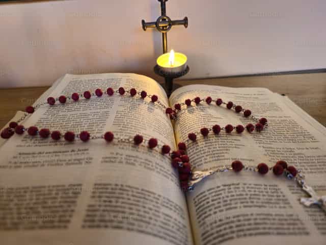 Biblia és rózsafüzér - Katolikus stockképek