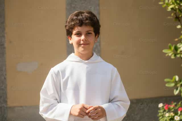 Jonge heilige Carlo Acutis in witte kleding - Katholieke stockfoto's