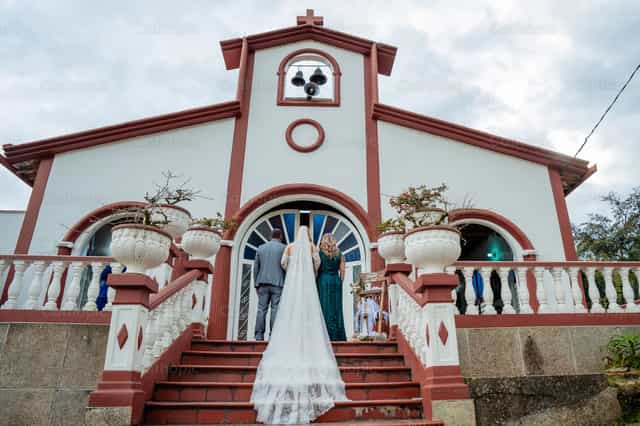 Novia entrando en la iglesia el día de su boda - Banco de imágenes católicas