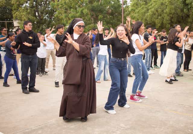 Dance - Catholic stock images - Photo by Carlos Daniel