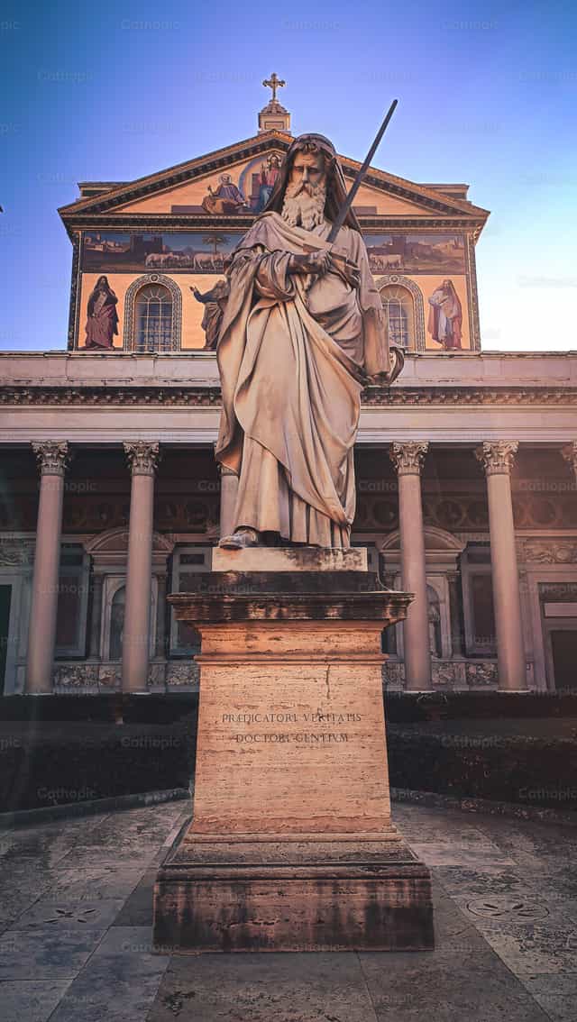 San Pablo con la Basilica de fondo - Banco de imágenes católicas