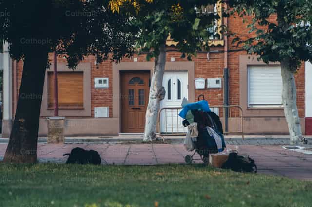 Hombre pobre y sin hogar - Banco de imágenes católicas - Fotografía por Almures Studio