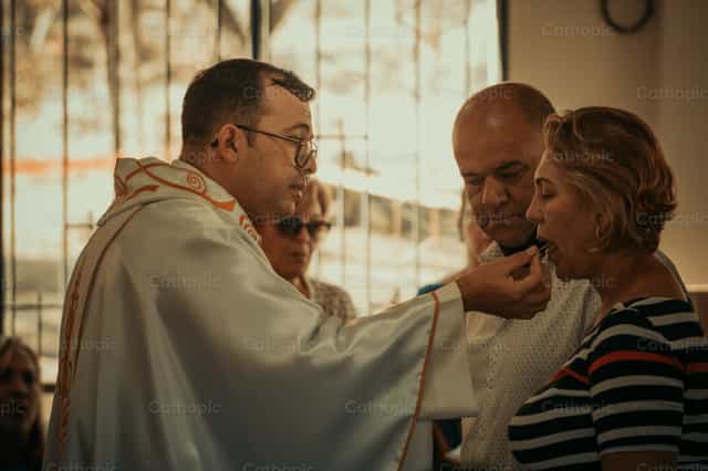 Pareja comulgando - Banco de imágenes católicas - Fotografía por Andrés José Barbera Zambrano