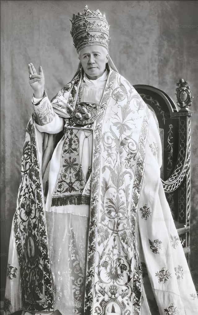Si San Papa Pius X na may malaking takip - Mga Catholic stock image - Larawan ni Cathopic