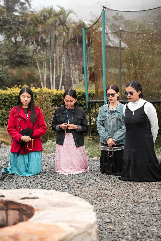 Gruppe kniender Frauen, die das Rosenkranzgebet beten - Katholische Stockfotos - Foto von Carlos Gaviria
