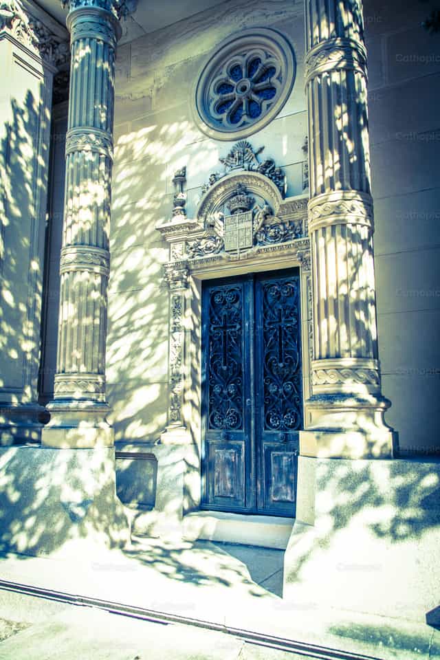 Puerta de sepulcro - Banco de imágenes católicas