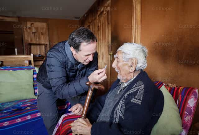 Evangelizando a los más pobres - Banco de imágenes católicas - Fotografía por Iván W. Jaques