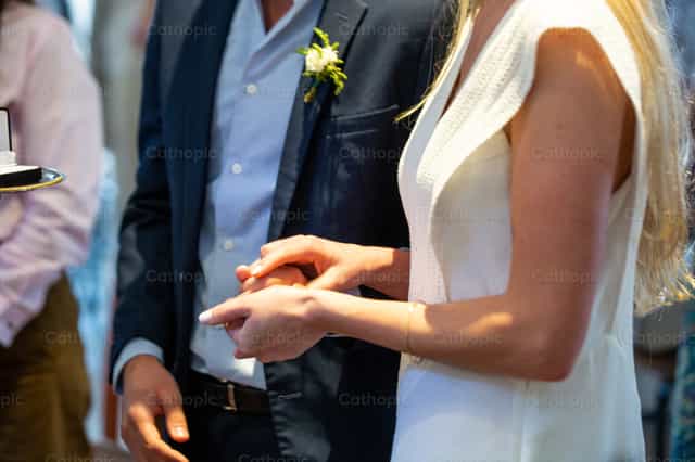 Manos de marido y mujer - Banco de imágenes católicas