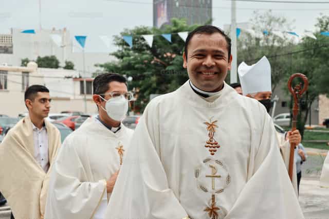 Padre Edgar siempre bien alegre - Banco de imágenes católicas - Fotografía por Fernanda Ibáñez