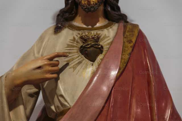 Detail of the torso of the Sacred Heart sculpture. - Banco de imágenes católicas
