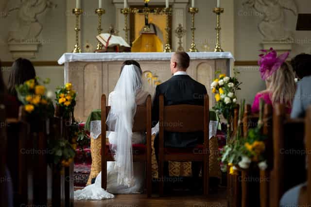 Novios durante una boda - Banco de imágenes católicas - Fotografía por Álvaro García
