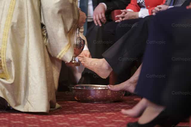 Lavatorio de los pies en la misa de Jueves Santo - Banco de imágenes católicas - Fotografía por Diócesis de Córdoba