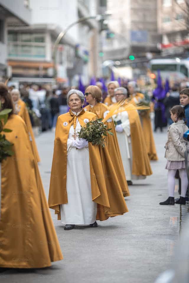 Mujeres con ramos en Domingo de Ramos - Banco de imágenes católicas