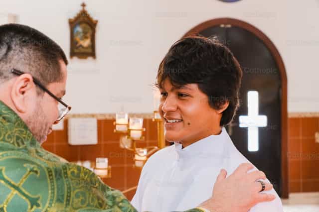 Recibiendo el Sacramento de la Confirmación - Banco de imágenes católicas - Fotografía por Leider Mendoza