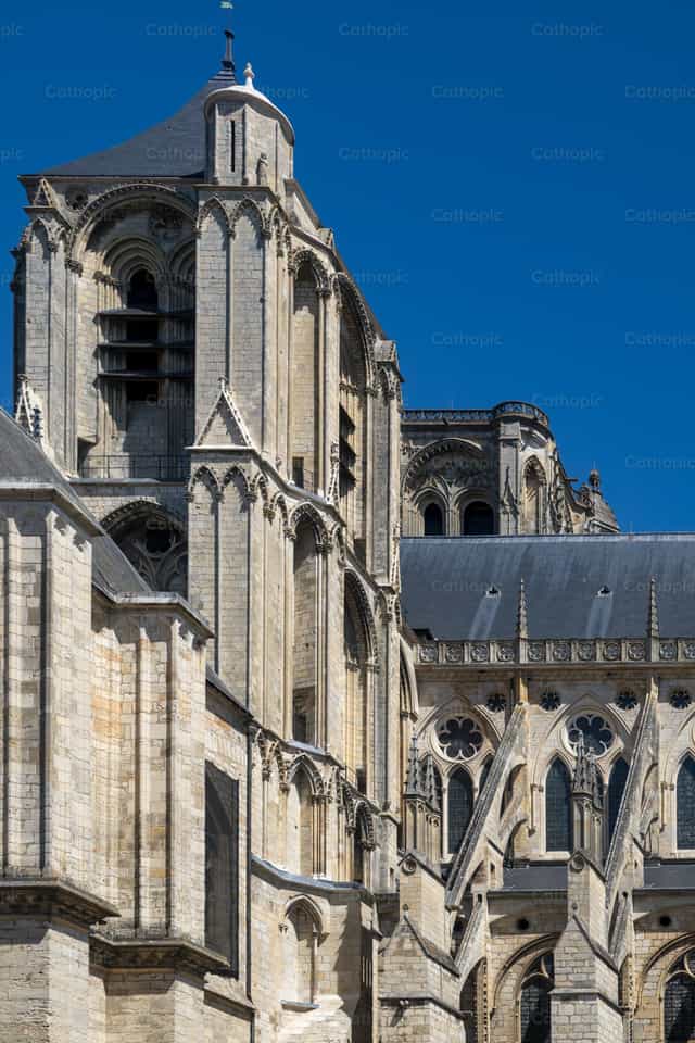 Detailed view of gothic architectural facade - Catholic stock images - Photo by Joan Sutter